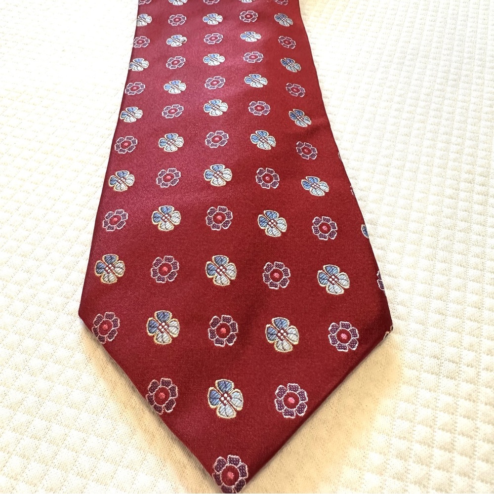 Ermenegildo Zegna 100% Silk Red with Floral Patterned Tie Perfect for Valentines - Picture 2 of 6